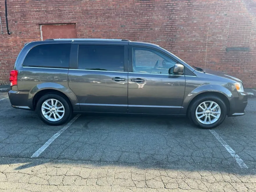 2019 Dodge Grand Caravan SXT photo 1