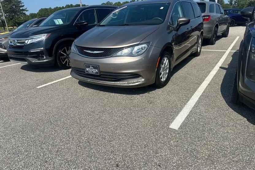 2017 Chrysler Pacifica Touring photo 1