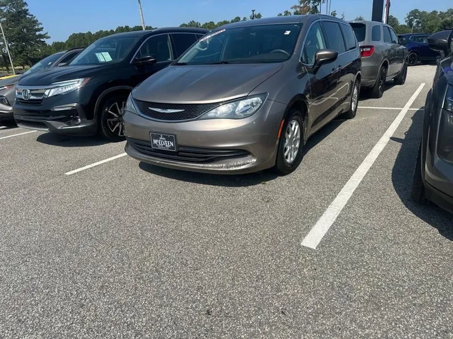 2017 Chrysler Pacifica Touring photo 1