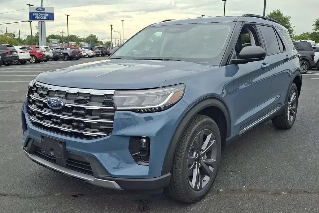 2025 Ford Explorer photo 1