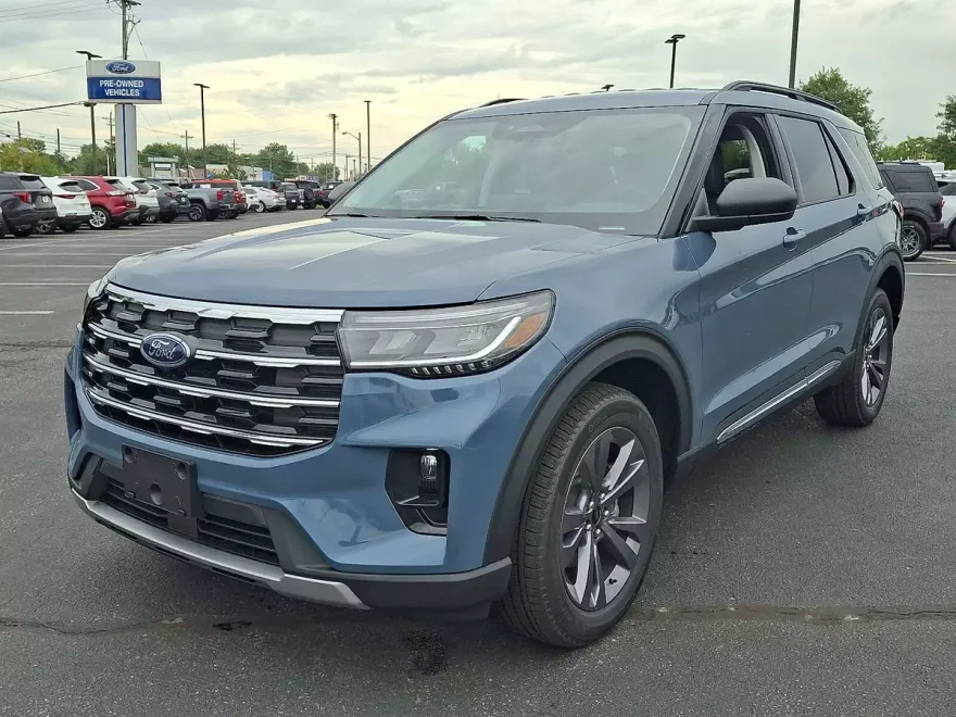 2025 Ford Explorer photo 1