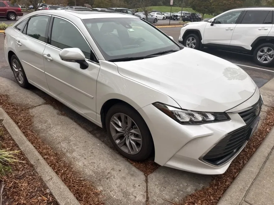 2022 Toyota Avalon XLE photo 1