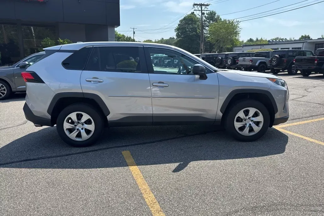 2022 Toyota RAV4 LE photo 1