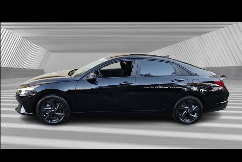 2022 Hyundai Elantra SEL photo 1
