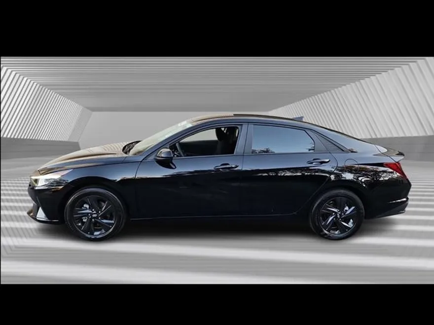 2022 Hyundai Elantra SEL photo 1