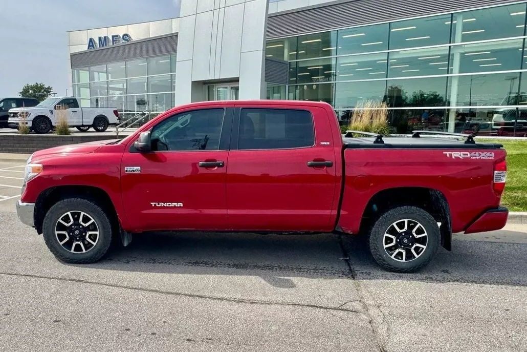 2016 Toyota Tundra SR5 CrewMax photo 1