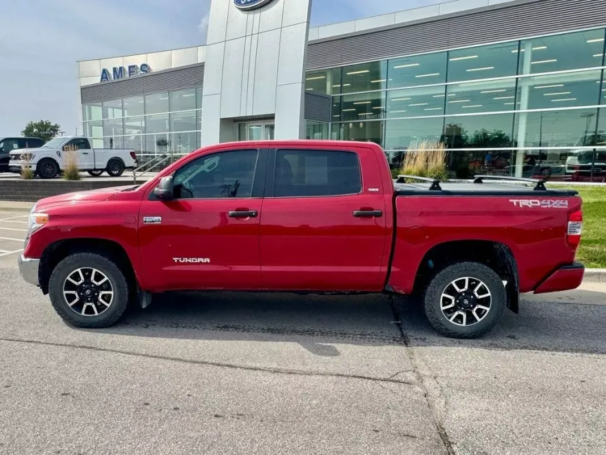 2016 Toyota Tundra SR5 CrewMax photo 1