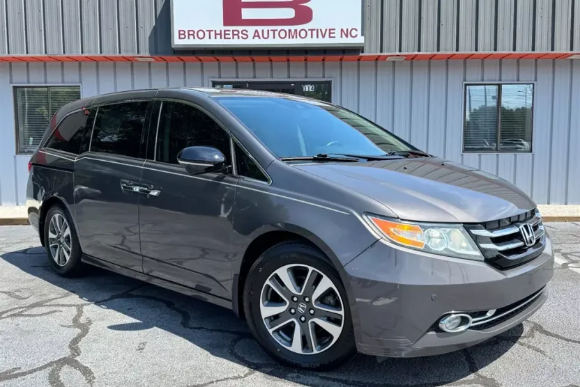 2015 Honda Odyssey Touring photo 1