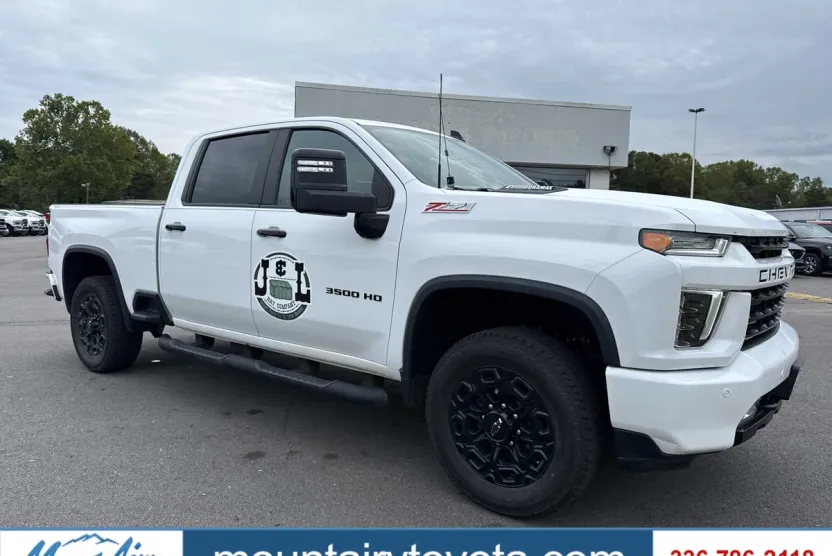 2022 Chevrolet Silverado 3500HD LT photo 1