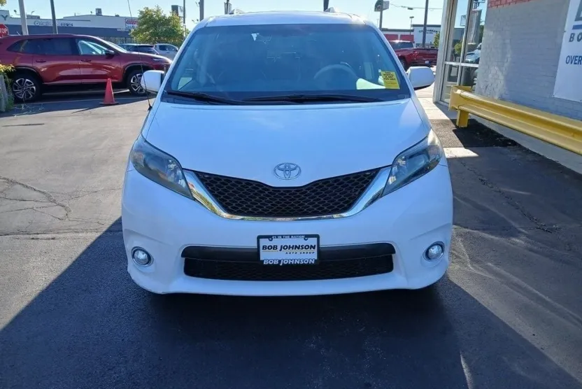 2014 Toyota Sienna SE photo 1