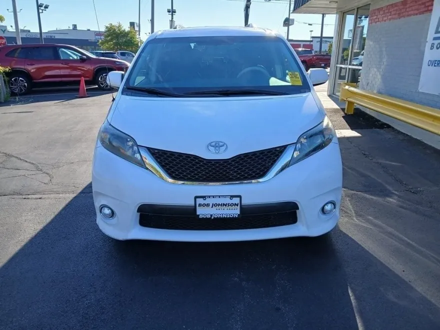 2014 Toyota Sienna SE photo 1