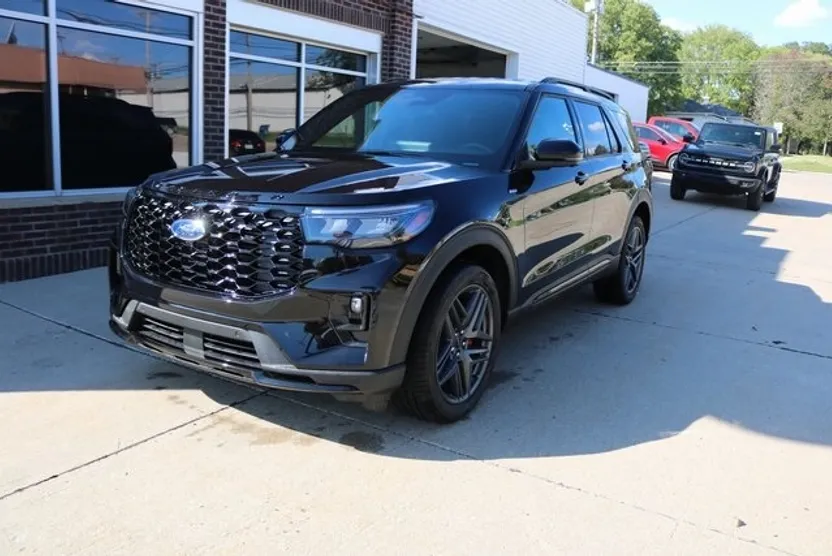 2025 Ford Explorer ST-Line photo 1