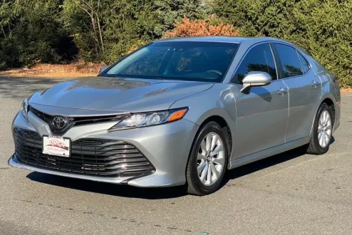 2018 Toyota Camry LE SE photo 3