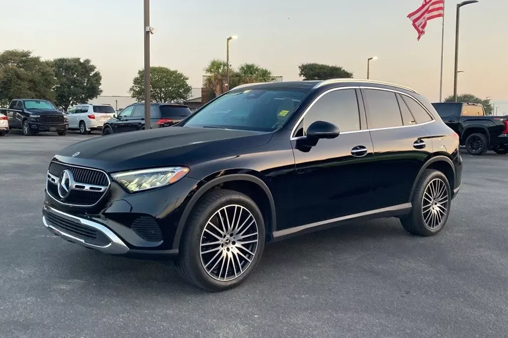 2024 Mercedes Benz GLC 300 photo 1