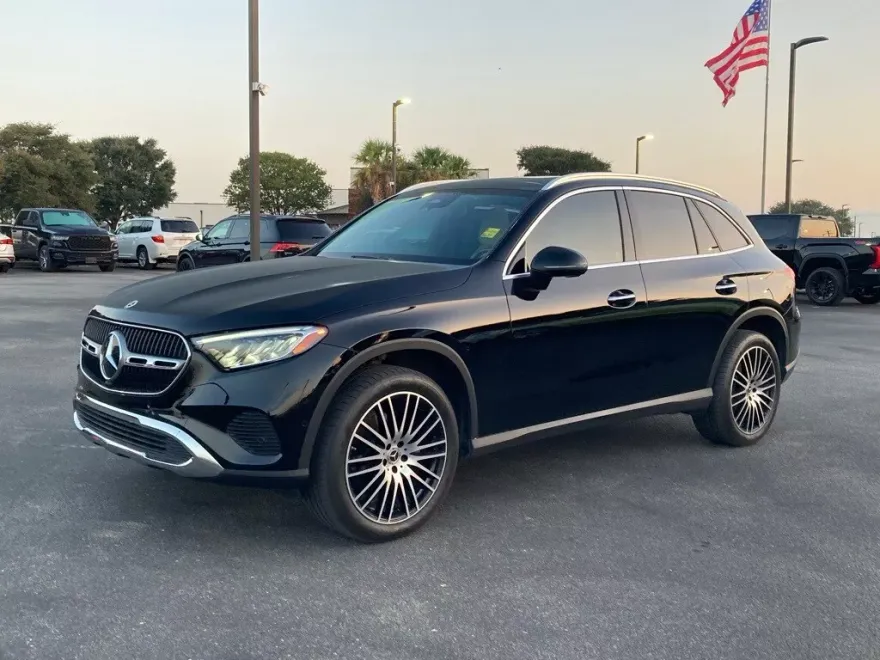 2024 Mercedes Benz GLC 300 photo 1