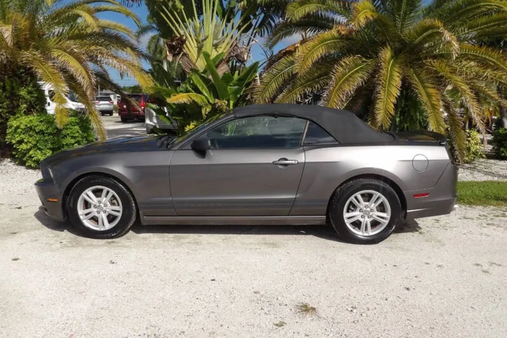 2013 Ford Mustang V6 Convertible photo 1
