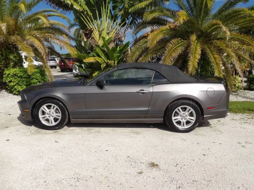 2013 Ford Mustang V6 Convertible photo 1