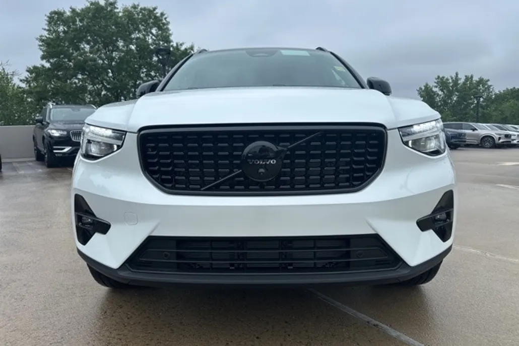 2026 Volvo XC40 photo 1