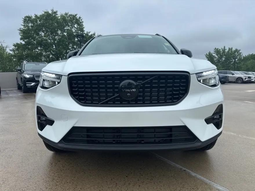2026 Volvo XC40 photo 1