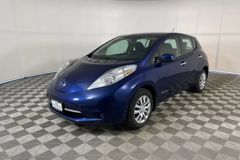 2016 Nissan Leaf S photo 1