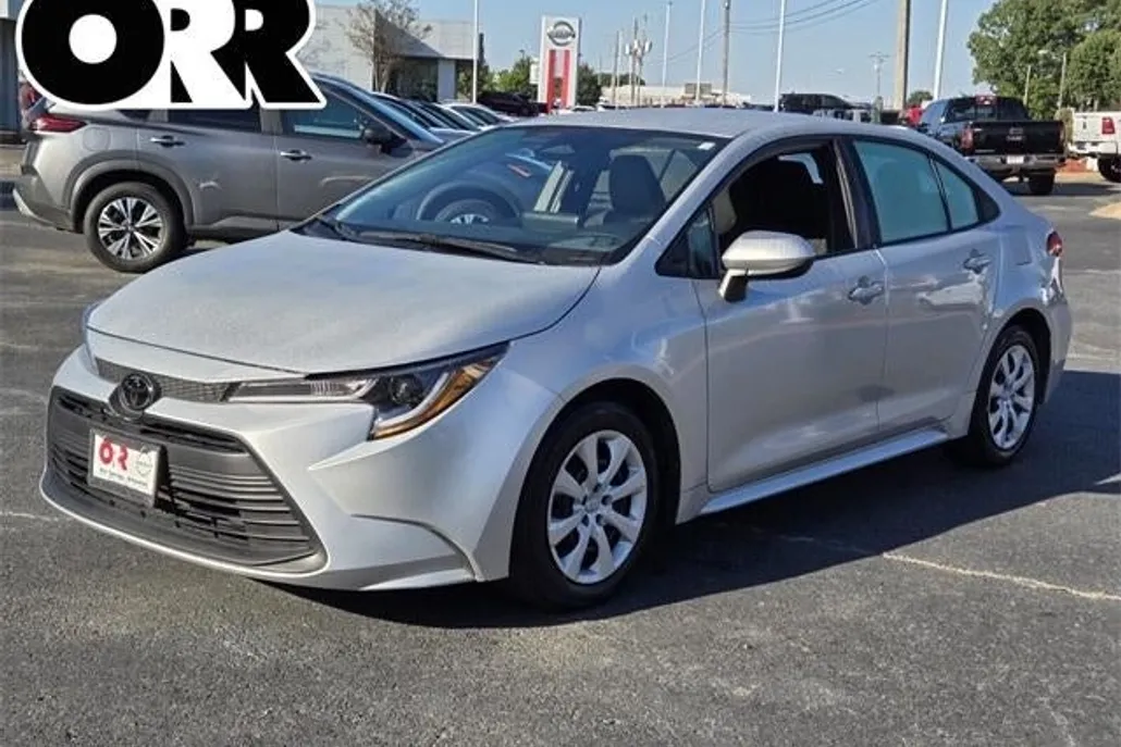 2024 Toyota Corolla LE photo 1