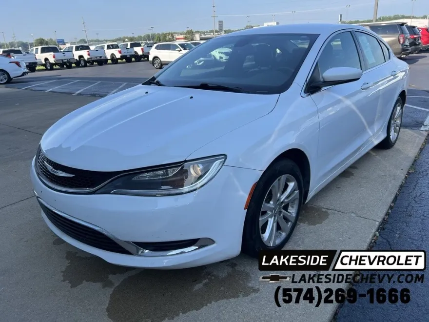 2016 Chrysler 200 Limited photo 1