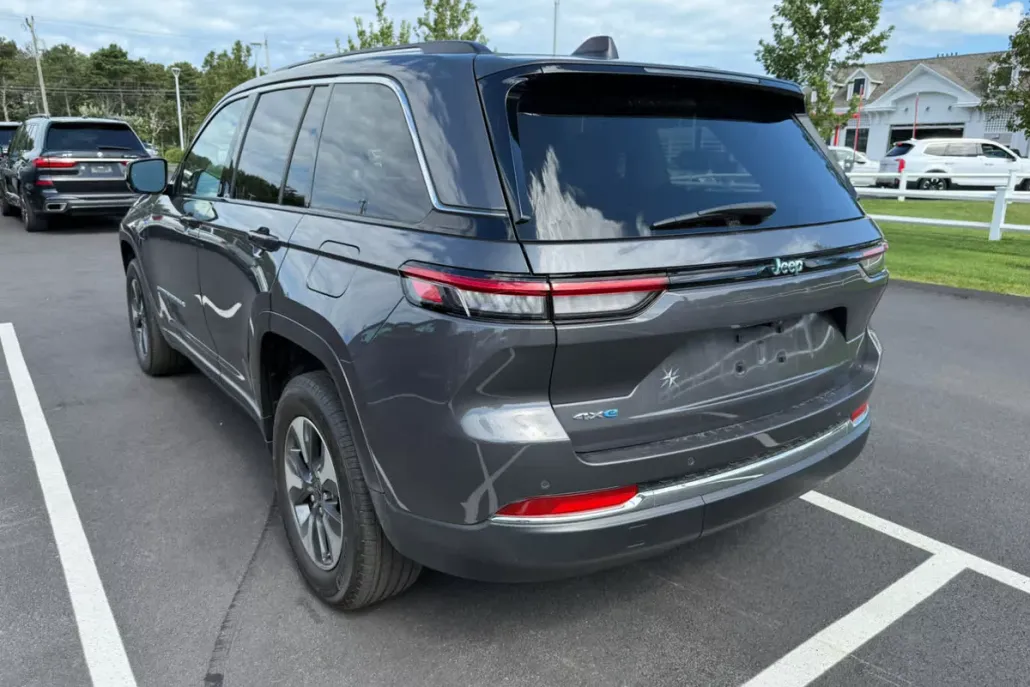 2023 Jeep Cherokee 4xe photo 1