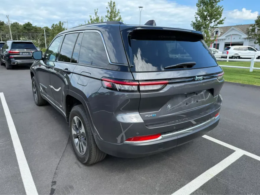 2023 Jeep Cherokee 4xe photo 1