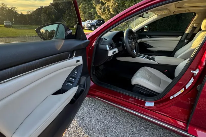 2022 Honda Accord Hybrid Touring photo 1