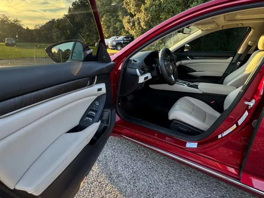 2022 Honda Accord Hybrid Touring photo 1