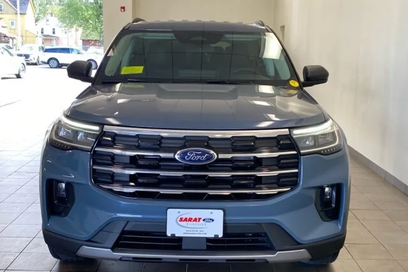 2025 Ford Explorer photo 1