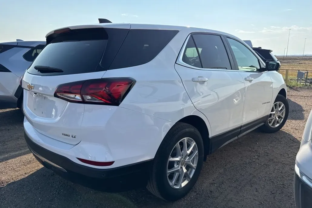2024 Chevrolet Equinox LT photo 1