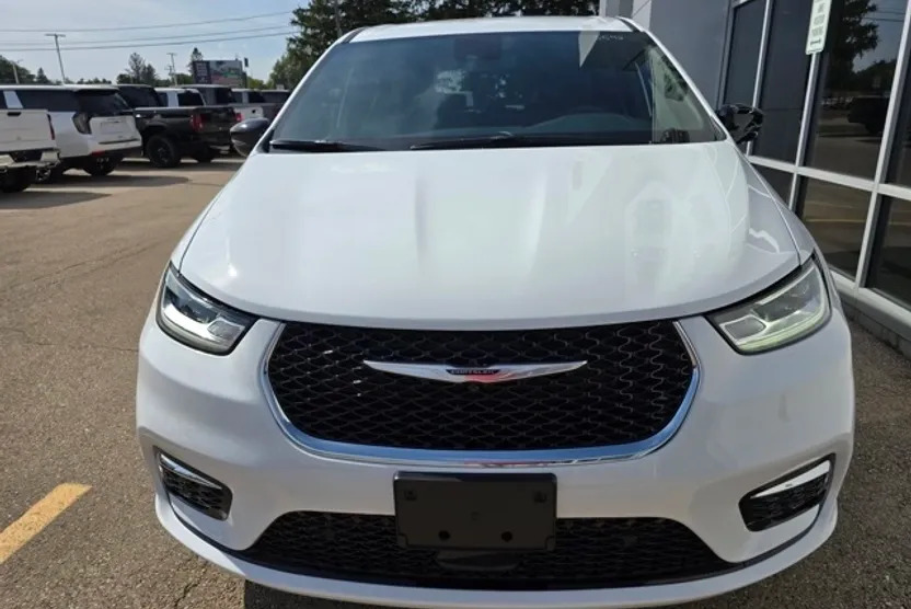 2026 Chrysler Pacifica photo 1
