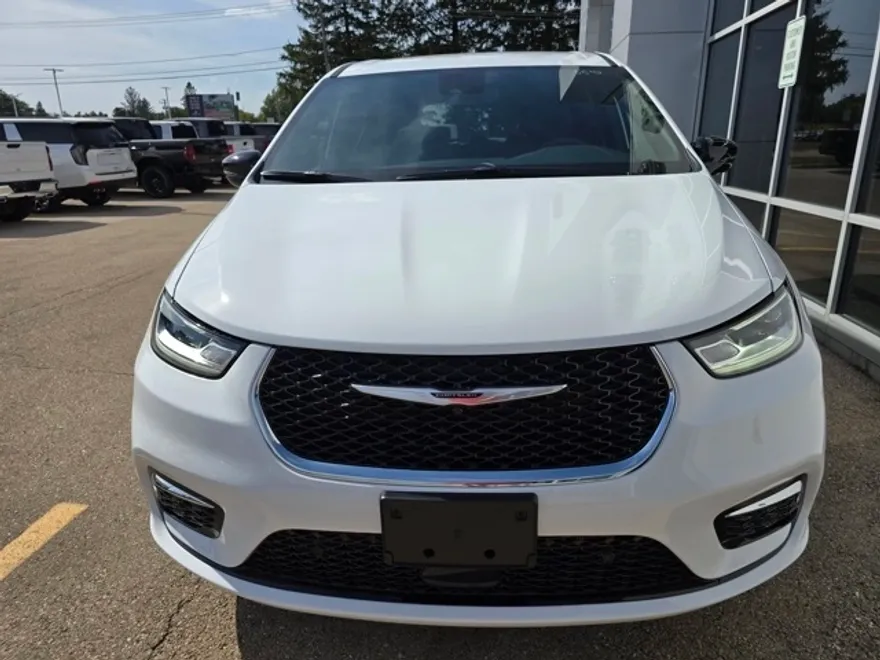 2026 Chrysler Pacifica photo 1