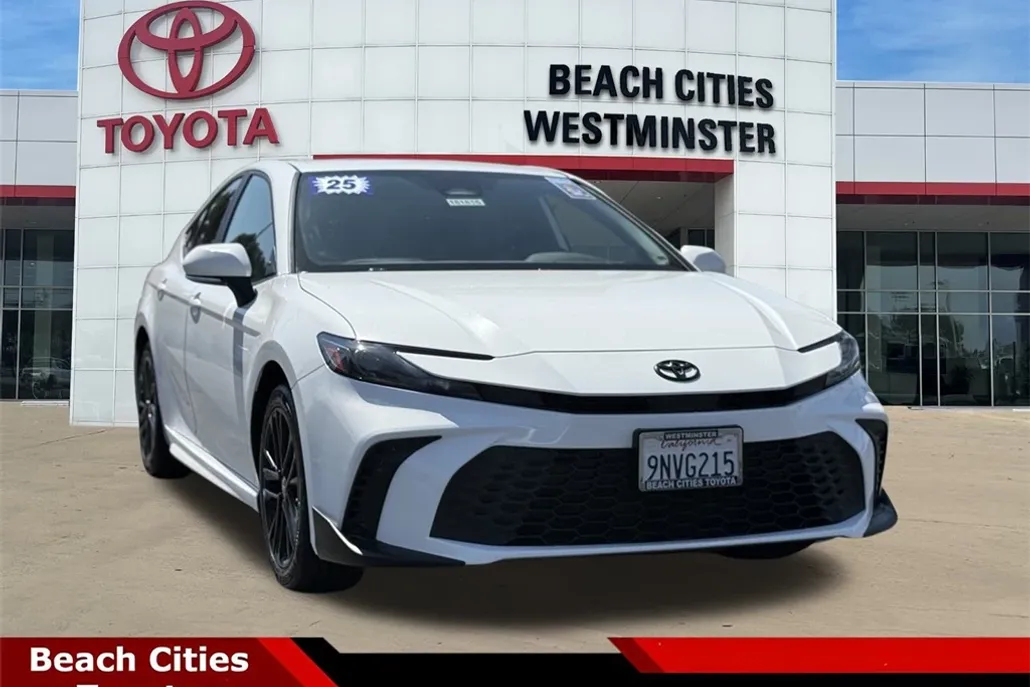 2025 Toyota Camry SE photo 1