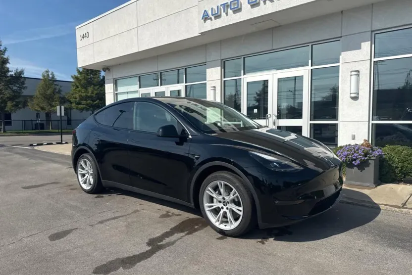 2023 Tesla Model Y photo 1