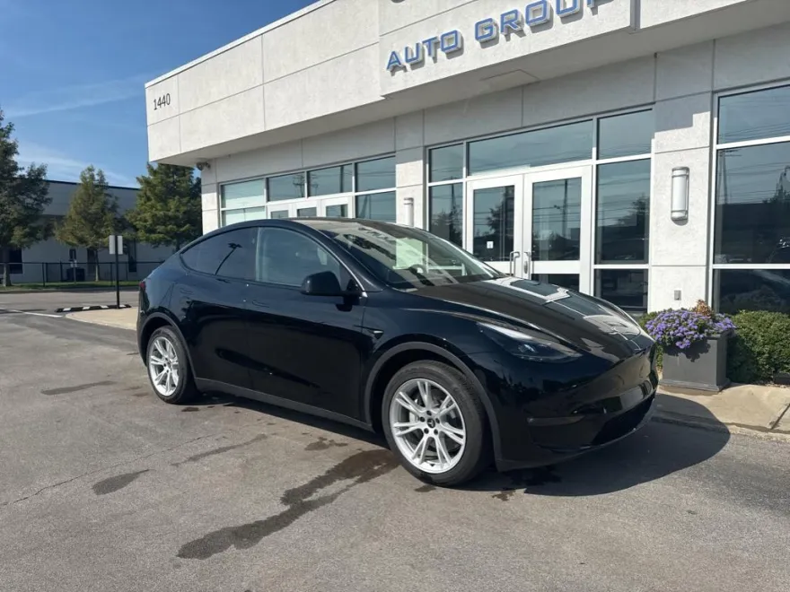 2023 Tesla Model Y photo 1