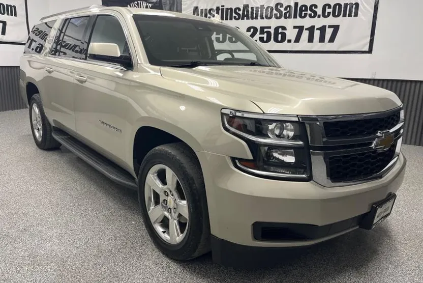 2015 Chevrolet Suburban LT photo 1