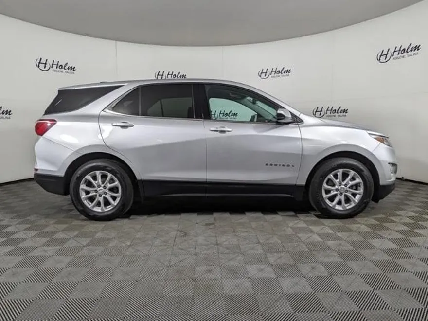 2020 Chevrolet Equinox LT photo 1