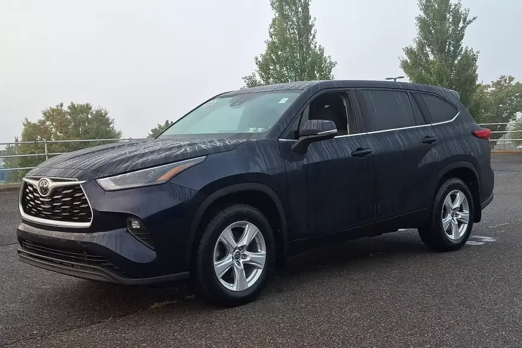 2022 Toyota Highlander LE photo 1
