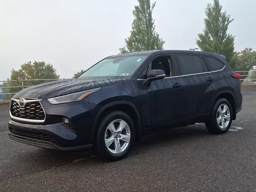 2022 Toyota Highlander LE photo 1
