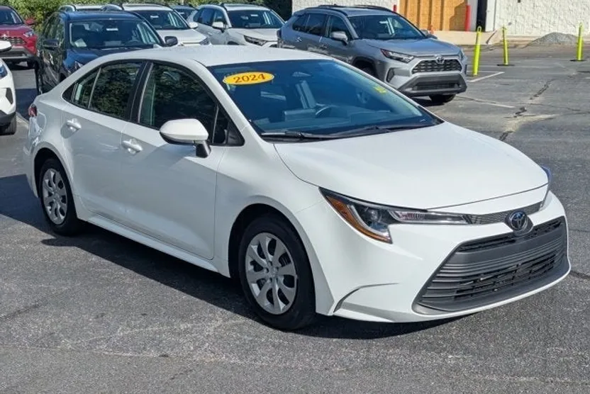 2024 Toyota Corolla LE photo 1