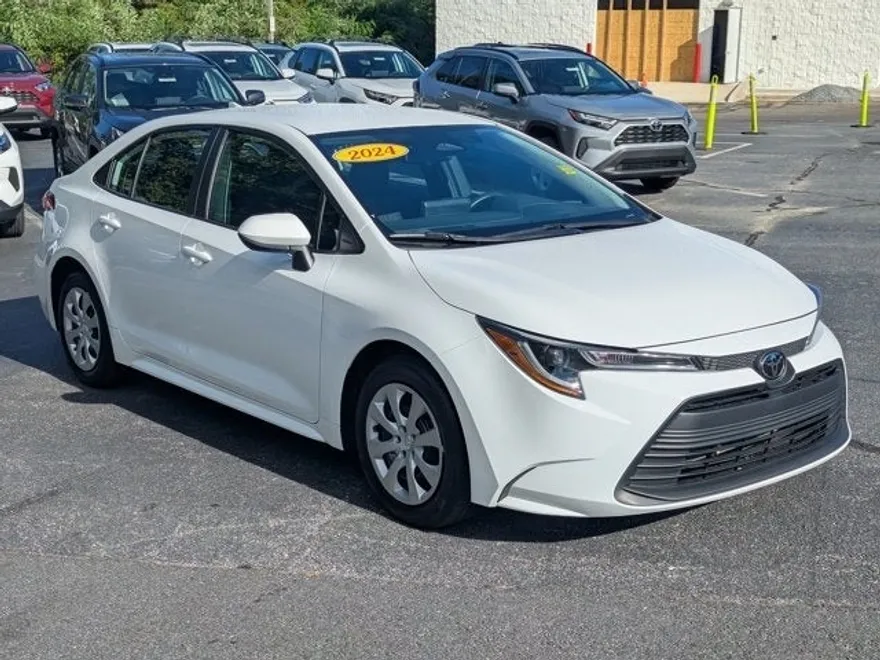2024 Toyota Corolla LE photo 1
