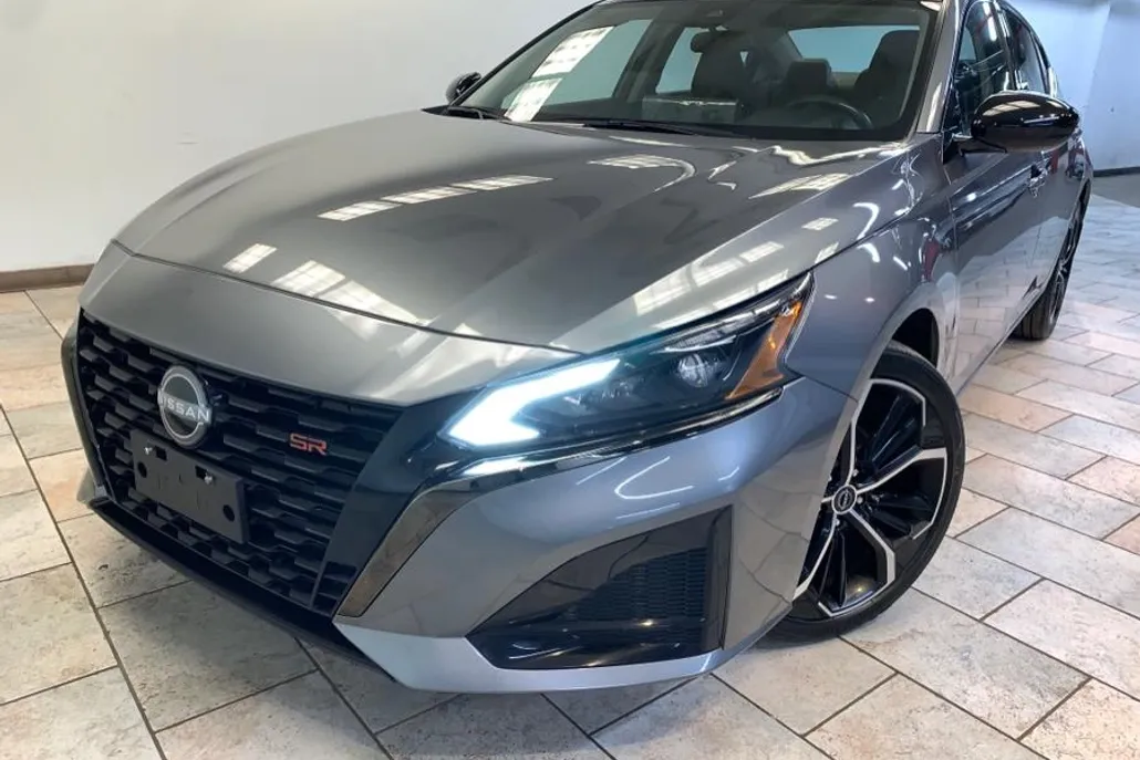 2023 Nissan Altima 2.5 SR photo 1