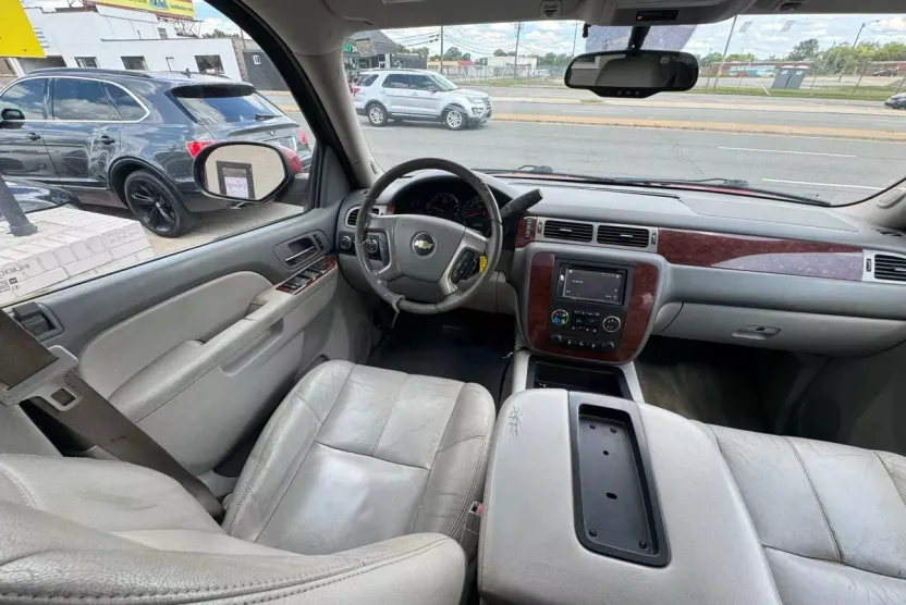 2013 Chevrolet Suburban 1500 LT photo 1