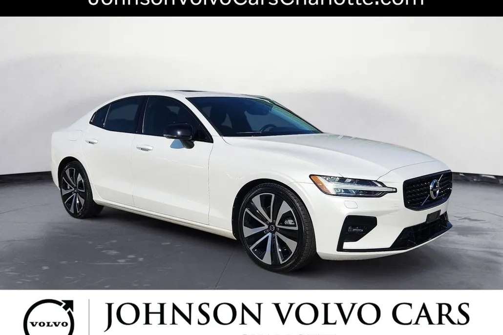 2022 Volvo S60 B5 Momentum photo 1