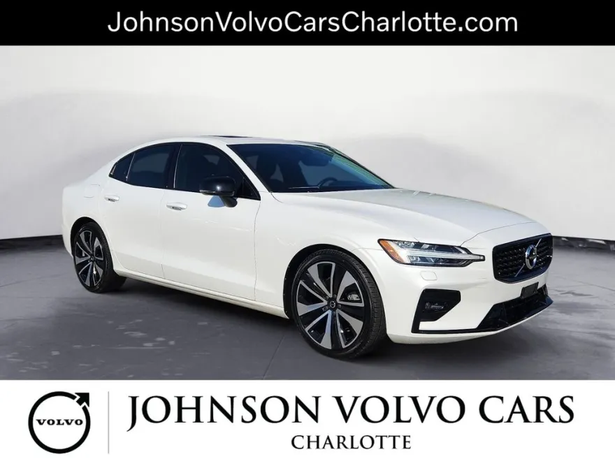 2022 Volvo S60 B5 Momentum photo 1