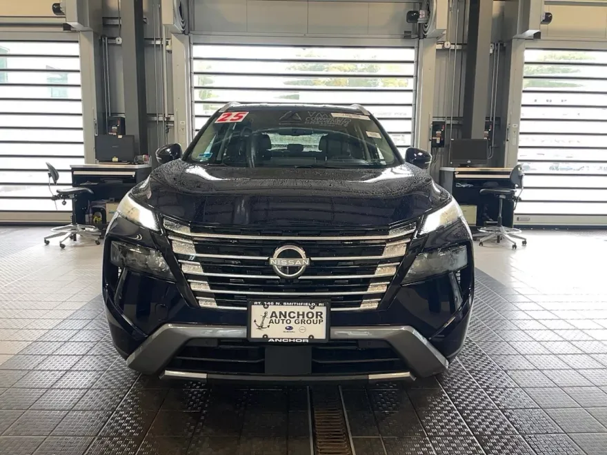 2025 Nissan Rogue SL photo 1