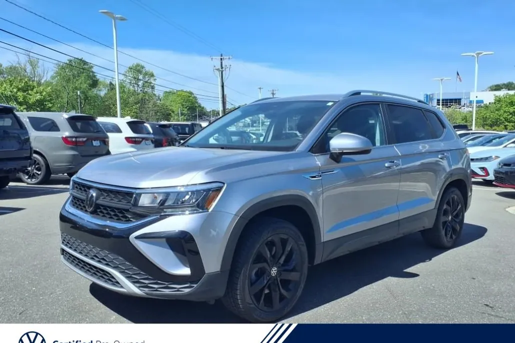 2024 Volkswagen Taos SE photo 1
