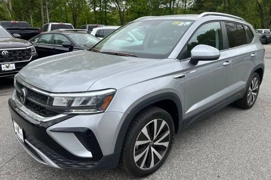 2022 Volkswagen Taos SE photo 1